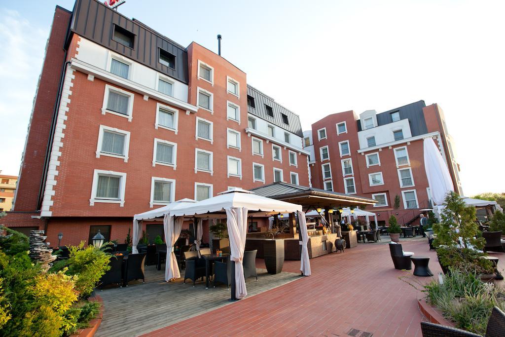 Ramada Hotel & Suites By Wyndham Bucharest North Kültér fotó
