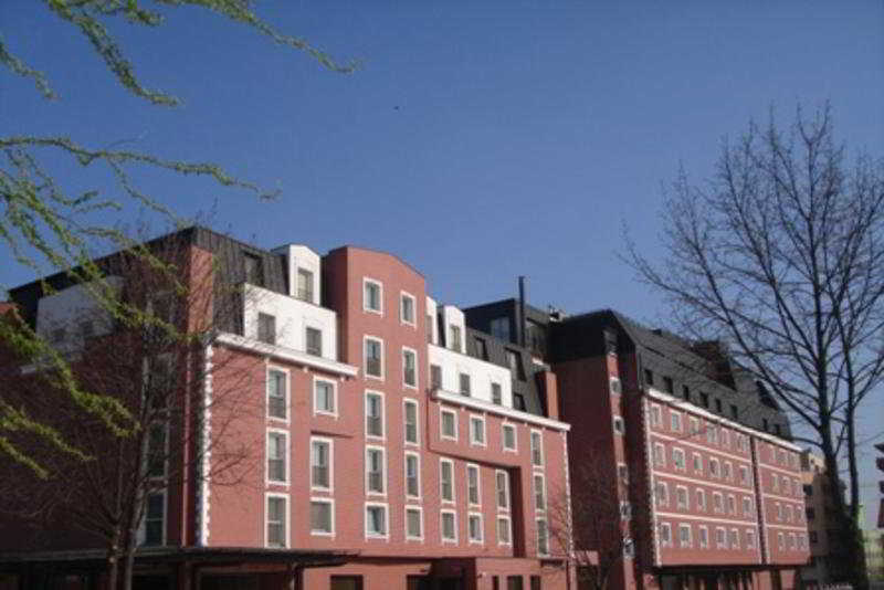 Ramada Hotel & Suites By Wyndham Bucharest North Kültér fotó
